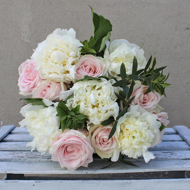 20170602194407-ramo-peonias-blancas-rosas-floristeria-bourguignon-1-web.jpg RAMO NOVIA PEONIAS BLANCAS - Imagen 1