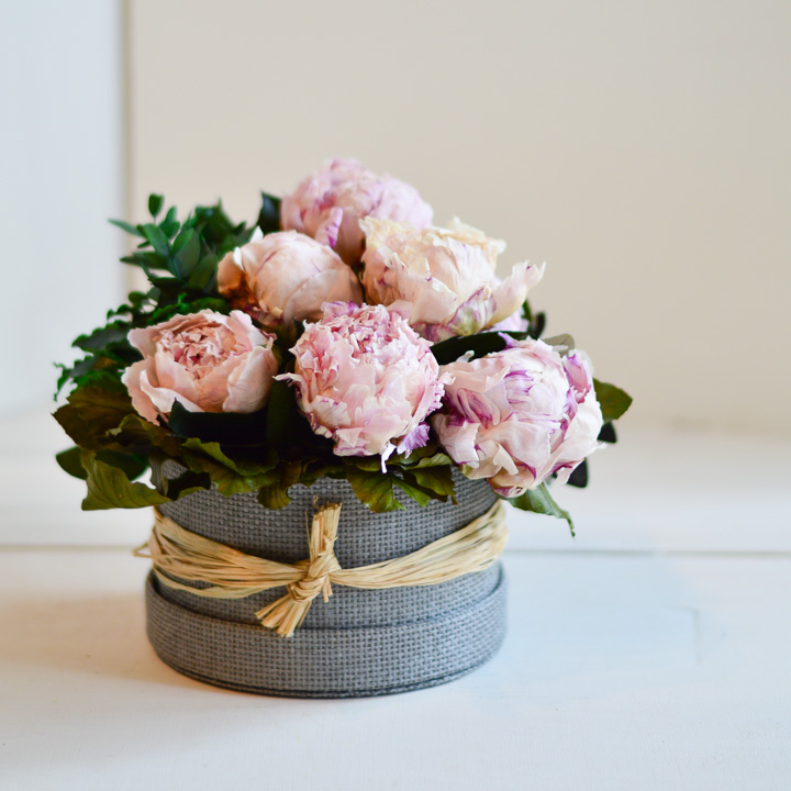 20190111183151-peonias-liofilizadas-sombrerera-llorens-y-duran-web.jpg CAJA SOMBRERERA CON PEONIAS - Imagen 1