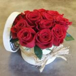 CAJA SOMBRERERO ROSAS ROJAS