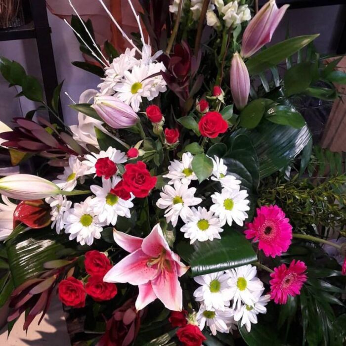CENTRO LIRIOS Y FLORES VARIADAS - Imagen 1