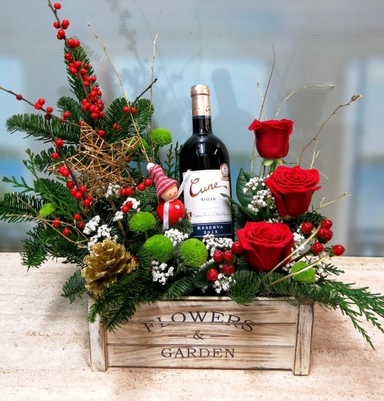 20221124142851-sorpresaconcflores_img_8102-web.jpg CAJA DE NAVIDAD CON VINO O BOMBONES - Imagen 1
