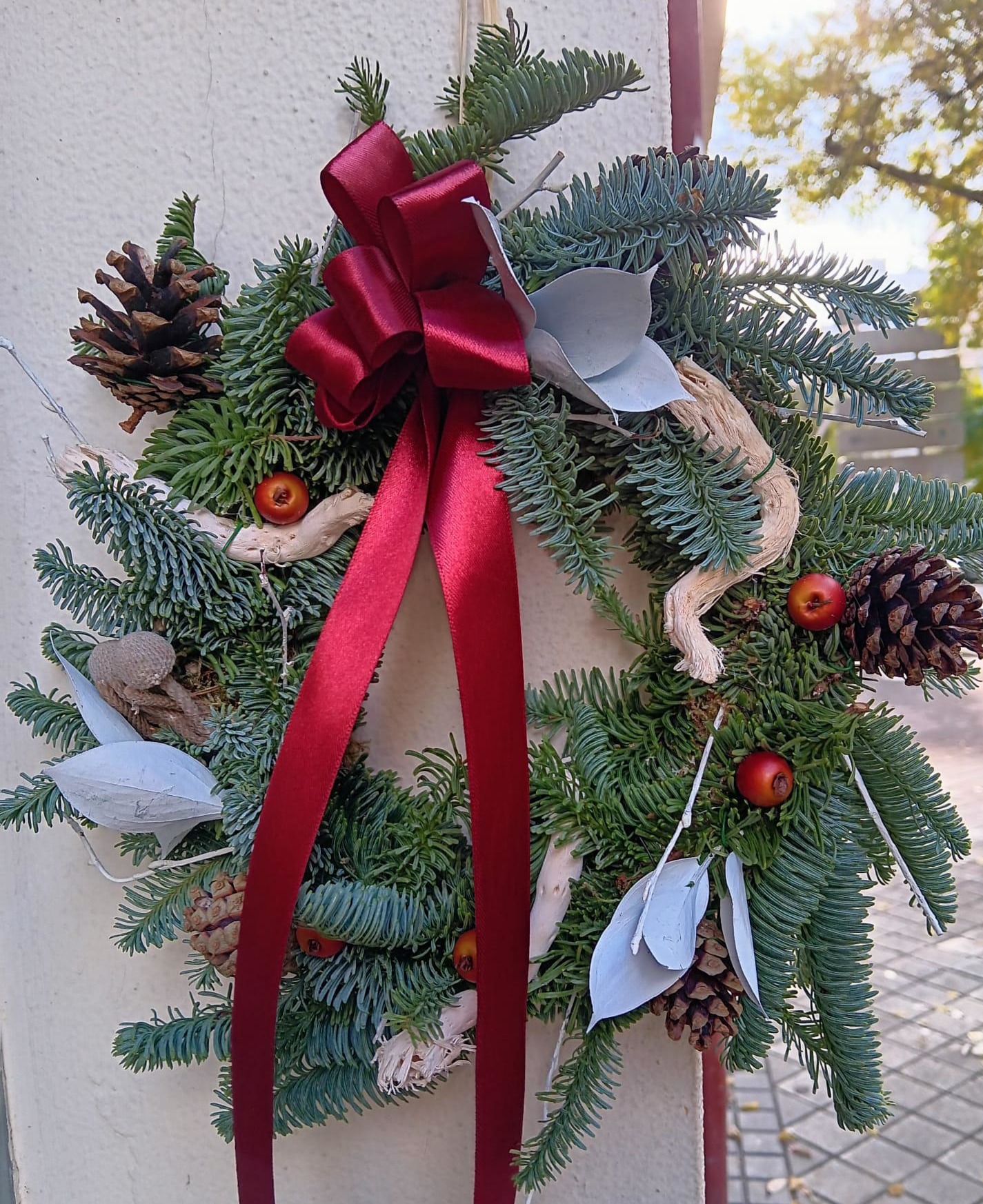 CORONA ABETO Y MANZANITAS CORONA ARTESANA BLANCA NAVIDAD - Imagen 1