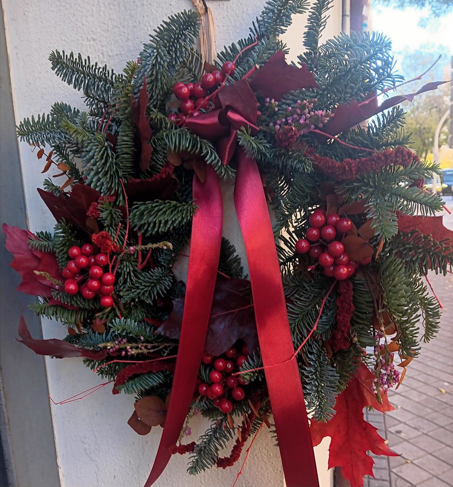 CORONA ARTESANA PINO Y FRUTOS ROJOS NATURAL DECORATED CROWN FOR DOOR DECO - Image 1